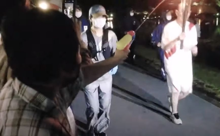Γυναίκα προσπάθησε με&#8230; νεροπίστολο να σβήσει την Ολυμπιακή φλόγα στην Ιαπωνία