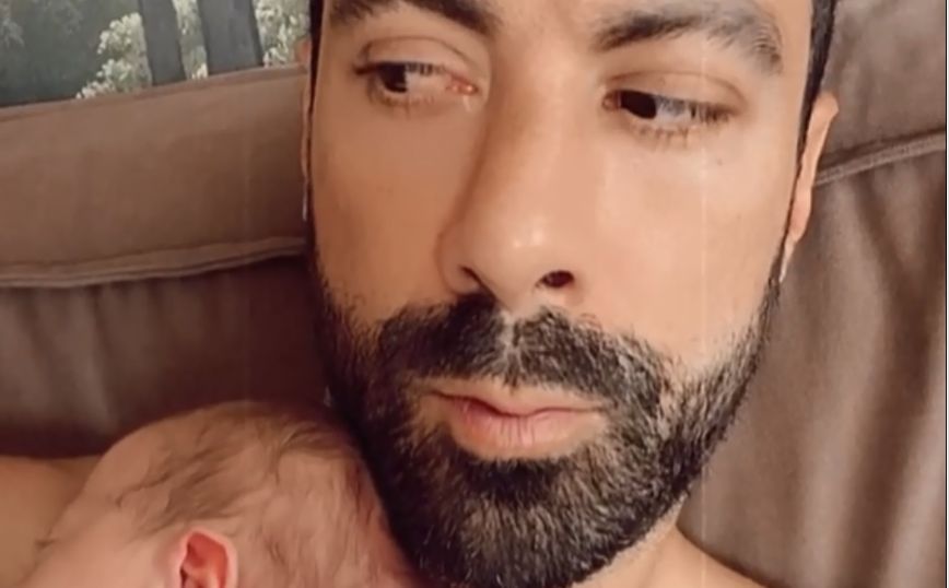 Ο… ξάγρυπνος Σάκης Τανιμανίδης προσπαθεί να κοιμίσει την κόρη του