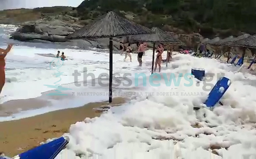 Η παραλία Τηγάνια στη Χαλκιδική γέμισε με αφρούς – Πώς εξηγεί ειδικός το φαινόμενο