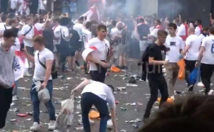 Euro 2020: Ανεξέλεγκτοι Άγγλοι ποδοπατούν σημαία της Ιταλίας και πετάνε μπουκάλια εναντίον οποιουδήποτε