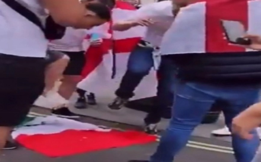 Euro 2020: Η φωτογραφία με τον Άγγλο οπαδό και το καπνογόνο που έγινε viral