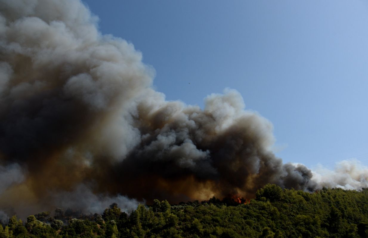 Μεγάλη φωτιά στην Αχαΐα: Εκκενώνεται και ο οικισμός Λόγγος – Μήνυμα του 112 – Κάηκαν σπίτια στη Ζήρια