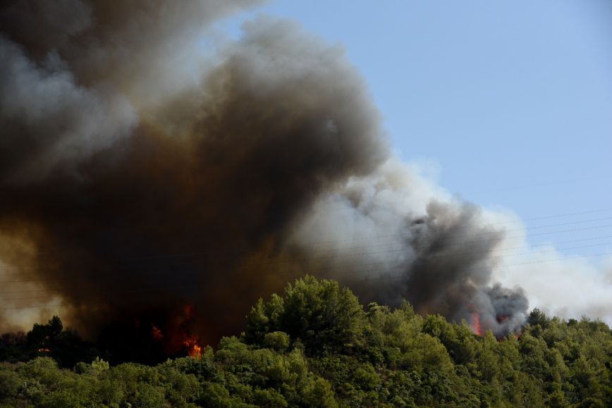 Φωτιά τώρα στη Φλώρινα: Οι φλόγες πέρασαν στην Ελλάδα από την Αλβανία
