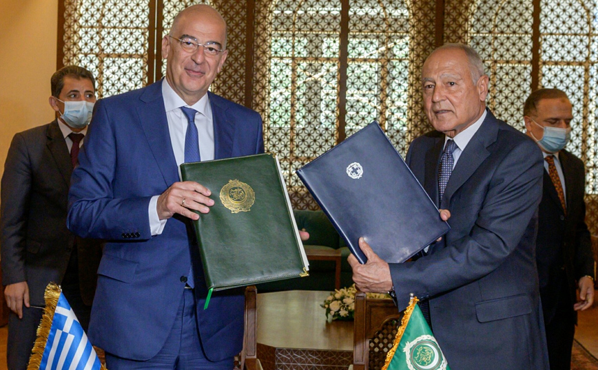 Νίκος Δένδιας: Υπέγραψε μνημόνιο συνεργασίας με τον γενικό γραμματέα του Αραβικού Συνδέσμου