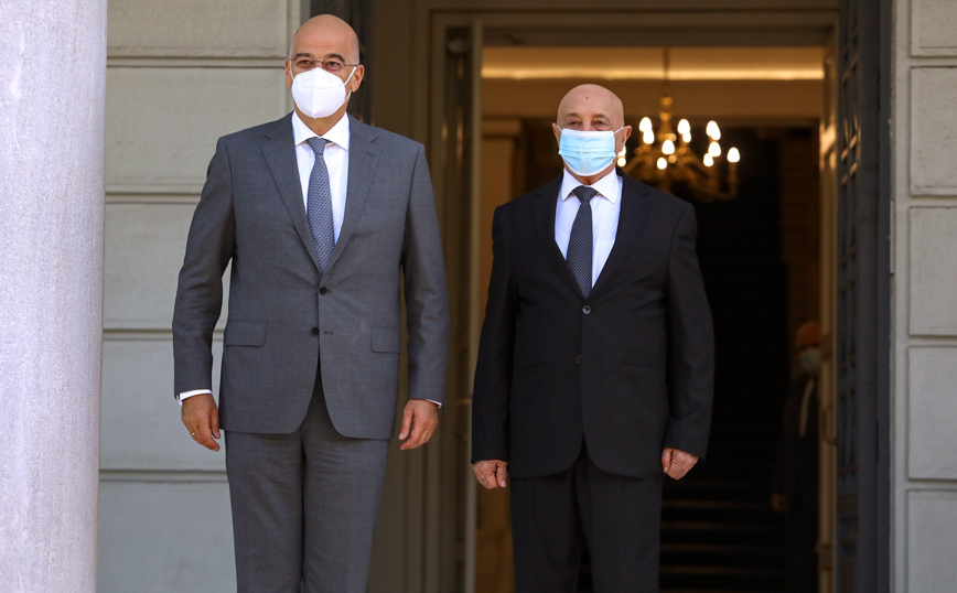 Τετ α τετ Δένδια – Σάλεχ: Να φύγουν όλες οι ξένες δυνάμεις από τη Λιβύη