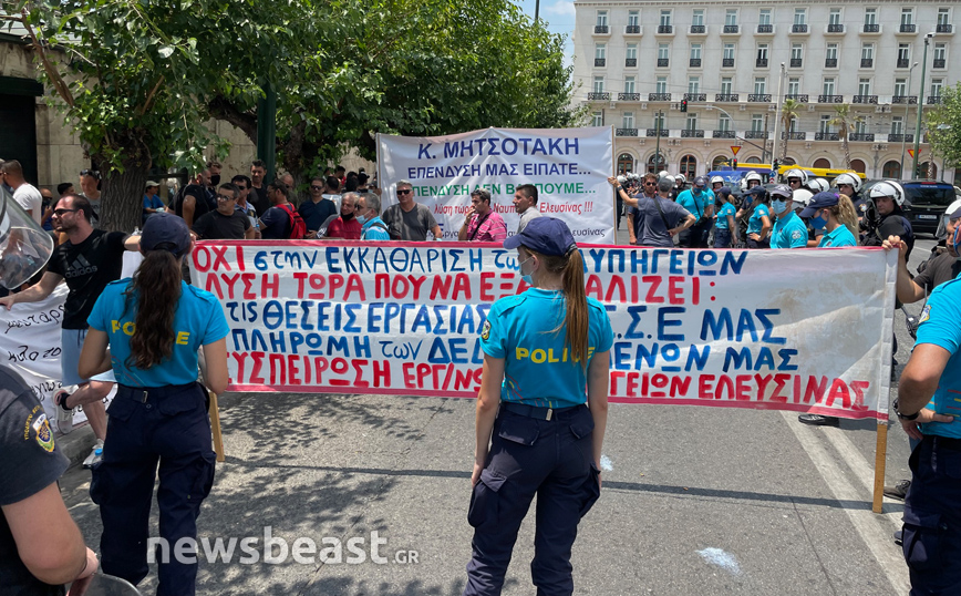 Συγκέντρωση εργαζομένων στα ναυπηγεία της Ελευσίνας στο Σύνταγμα