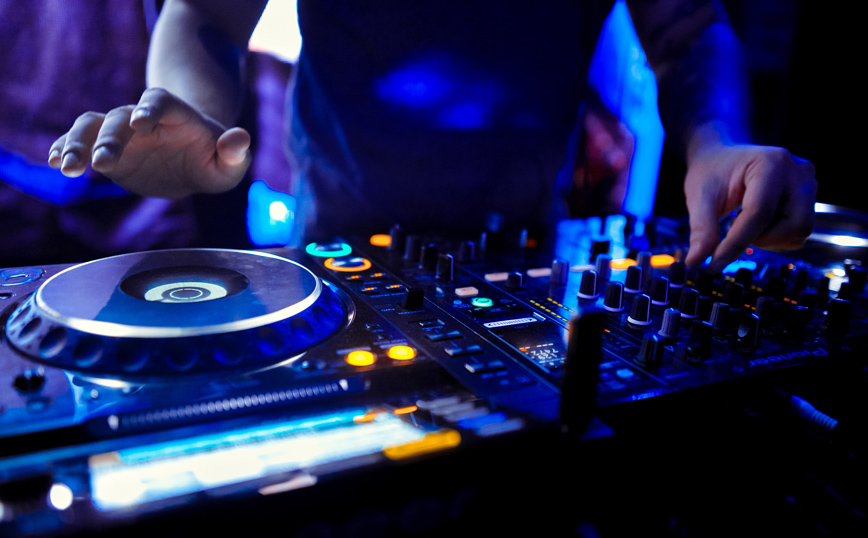 Χειροπέδες σε DJ στο Περιστέρι για διακίνηση ναρκωτικών: Εντοπίστηκαν ecstasy, κεταμίνη και 4.000 ευρώ