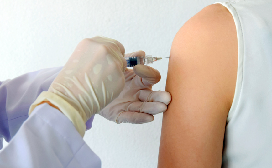 Εμβόλιο Pfizer: Τι παρενέργειες έχει η τρίτη δόση