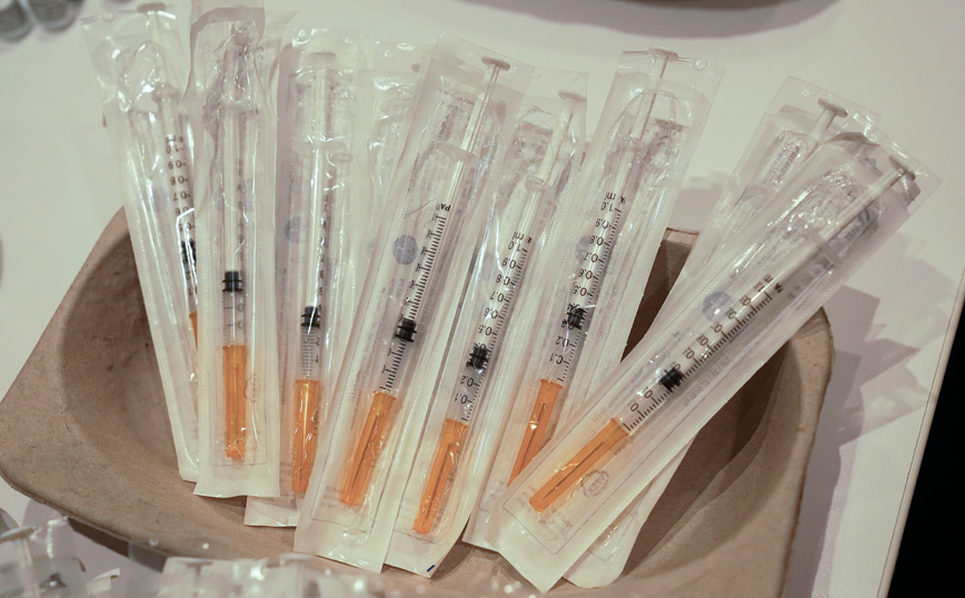 Κορονοϊός και τρίτη δόση εμβολίου: Εξετάζεται αν είναι αναγκαία και αν συνδέεται με αυξημένες παρενέργειες