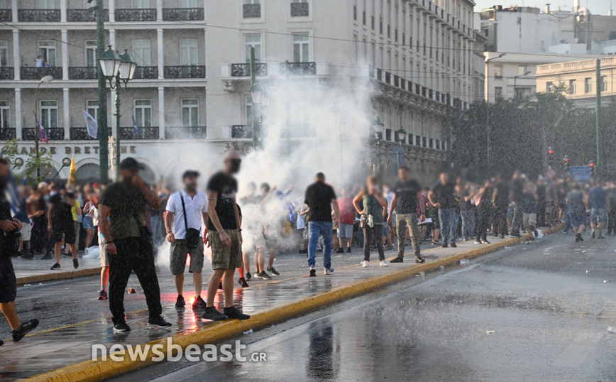 Εικόνες από τα επεισόδια στη συγκέντρωση των αντιεμβολιαστών στο Σύνταγμα &#8211; Πέντε προσαγωγές