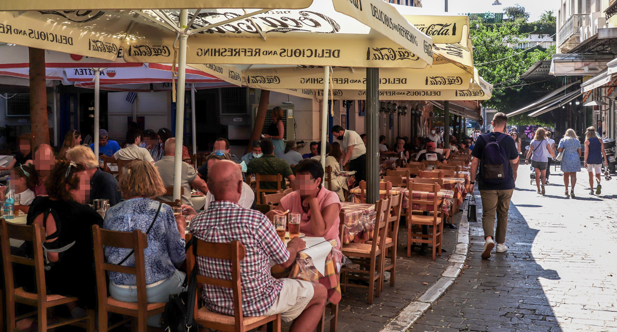 Υποχρεωτικός εμβολιασμός και καλοκαίρι στο&#8230; καθιστό: Όλα τα νέα μέτρα &#8211; Αλλάζουν τα πάντα στην εστίαση