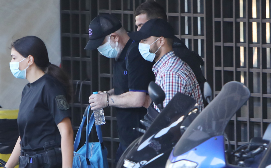 Πέτρος Φιλιππίδης: Οι πρώτες εικόνες με χειροπέδες από την ΓΑΔΑ και τις φυλακές Τρίπολης