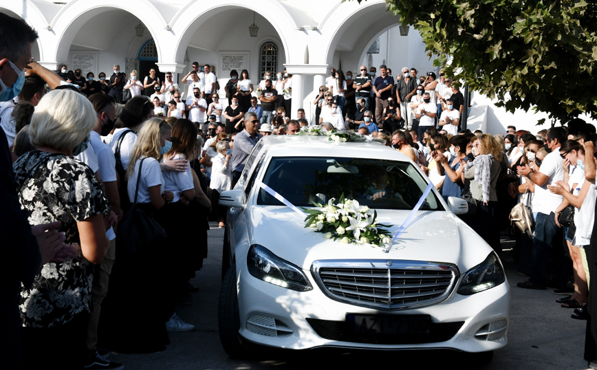 Φολέγανδρος: «Σκότωσε το κορίτσι μου, να σαπίσει στη φυλακή» &#8211; Το ξέσπασμα του πατέρα της Γαρυφαλλιάς