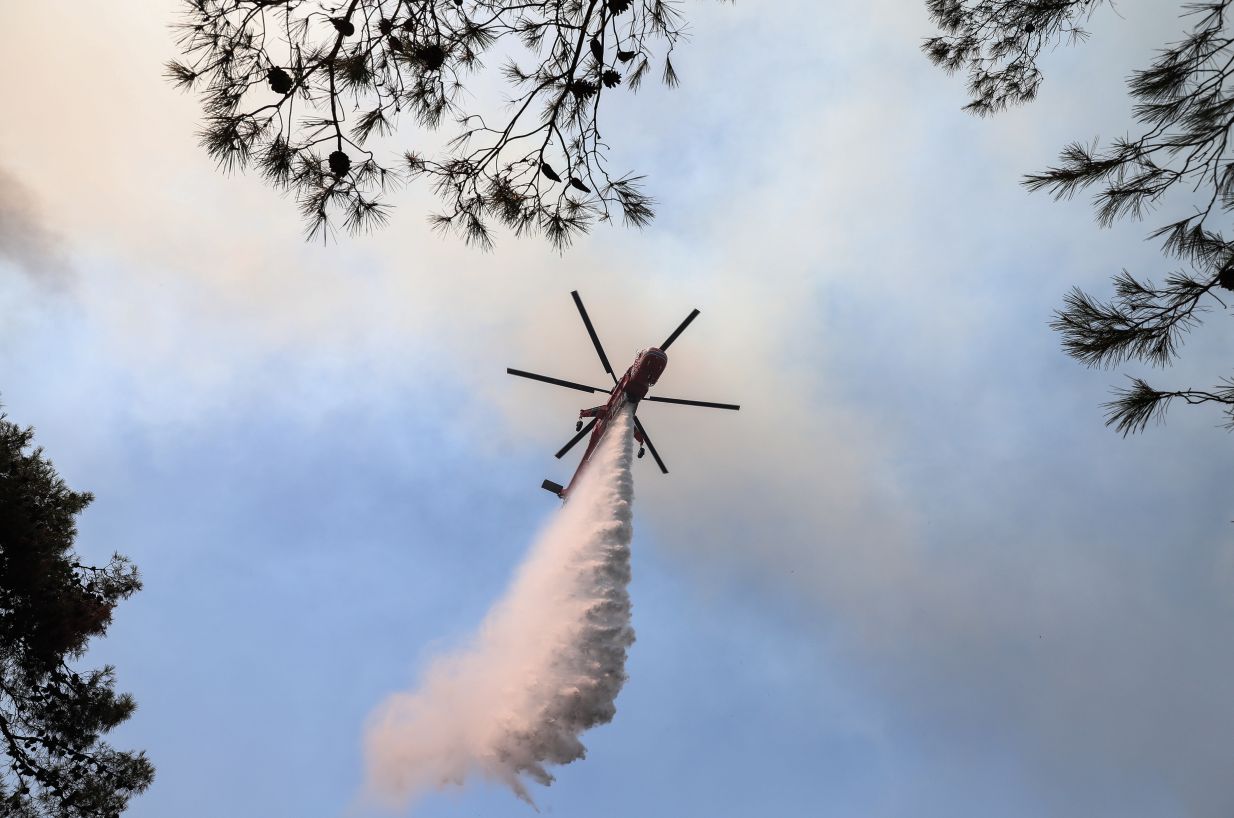 Μεγάλη φωτιά στην Αχαΐα: Μάχη με το πύρινο μέτωπο – Εκκενώνονται Ζήρια, Άνω Ζήρια, Καμάρες και Λαμπίρι – Μήνυμα του 112