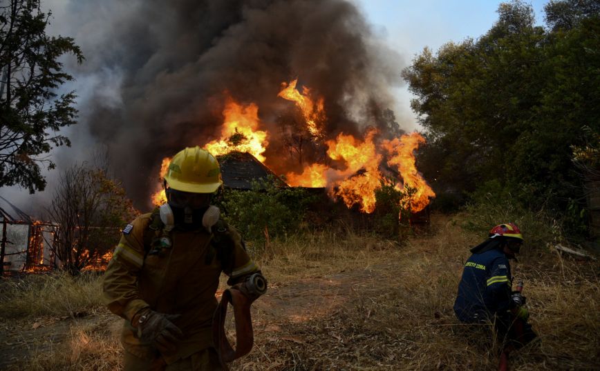 Μεγάλη φωτιά στην Αχαΐα: Περίπου 110 πολίτες απεγκλώβισε το Λιμενικό &#8211; Κρίσιμες οι επόμενες ώρες