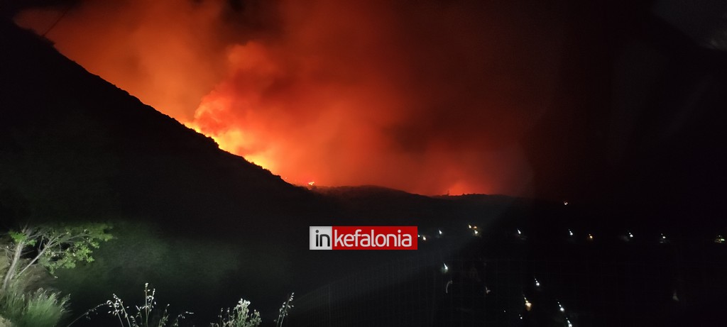 Κεφαλονιά: Δύσκολη νύχτα με μεγάλη μάχη με τις φλόγες και τους ισχυρούς ανέμους