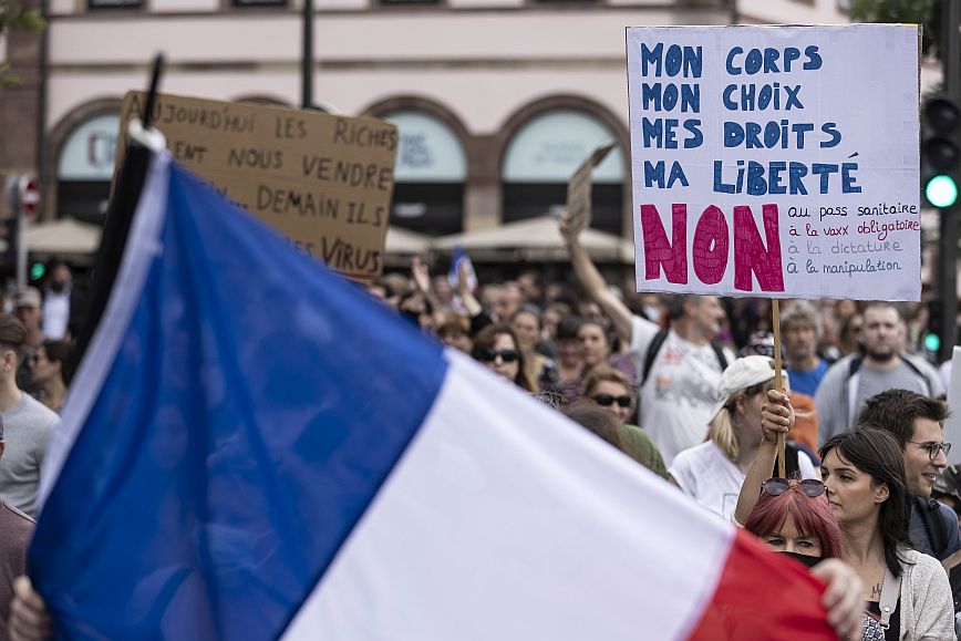 Γαλλία: Χιλιάδες διαδηλώνουν κατά του εμβολιασμού σε όλη τη χώρα