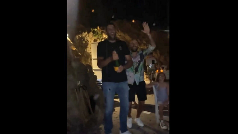 Βασίλης Σπανούλης – Γιάννης Μπουρούσης: Ζεϊμπέκικο και σαμπάνιες στην Πάτμο