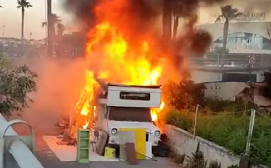 Φωτιά σε τροχόσπιτο έξω από το Παγκρήτιο Στάδιο στο Ηράκλειο