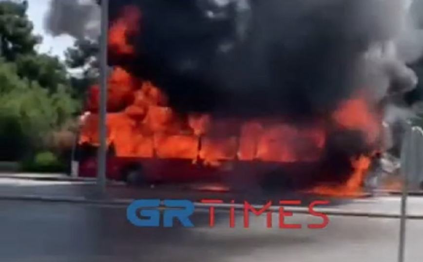 Θεσσαλονίκη: Εικόνες από φωτιά σε λεωφορείο του ΚΤΕΛ