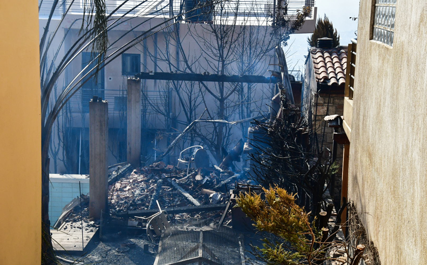 Φωτιά στην Πάτρα: Έκτακτη σύσκεψη στο επιχειρησιακό κέντρο των πυροσβεστικών υπηρεσιών