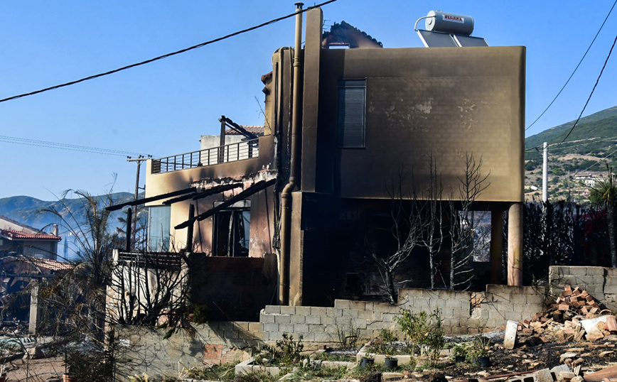 Φωτιά στην Πάτρα: Κάηκαν πέντε σπίτια και ένα αυτοκίνητο &#8211; Χτυπούσαν οι καμπάνες για την πύρινη λαίλαπα