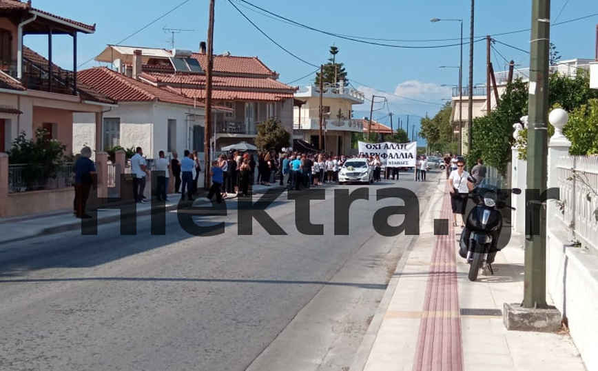 Φολέγανδρος: Πανό «όχι άλλη Γαρυφαλλιά» στην κηδεία της 26χρονης – Συγγενείς και φίλοι είπαν το τελευταίο «αντίο»