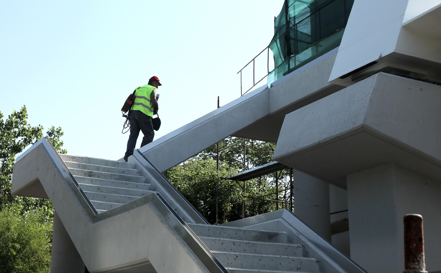 Εικόνες από την τοποθέτηση πεζογέφυρας στη Μεσογείων &#8211; Η τρίτη από τις έξι που θα εγκατασταθούν στην Αττική