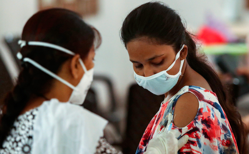 Απίστευτη απάτη στην Ινδία: Γιατροί έκαναν εμβόλιο κορονοϊού με θαλασσινό νερό