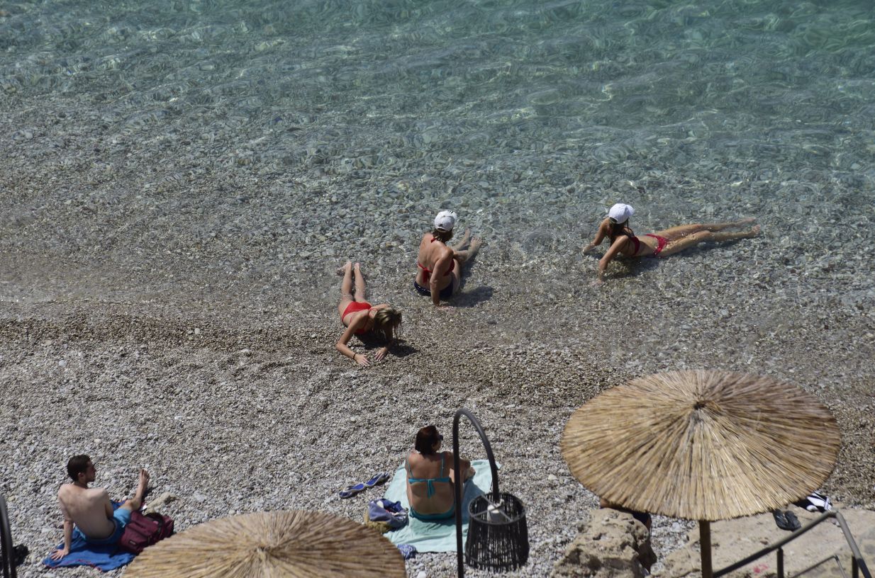 Η μετάλλαξη Delta δεν κάνει διακοπές: Μια ανάσα από το lockdown Μύκονος και Ίος – Οι βασικοί διασπορείς του ιού
