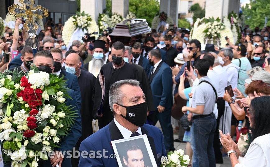 Τόλης Βοσκόπουλος: Ράγισαν καρδιές και τραγούδησαν όλοι για τον «ανεπανάληπτο» στο τελευταίο αντίο