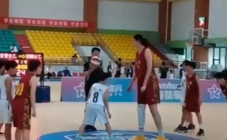 Κίνα: 14χρονη αθλήτρια μπάσκετ έχει ύψος 2.27 μέτρα και κάνει πλάκα στις αντιπάλους