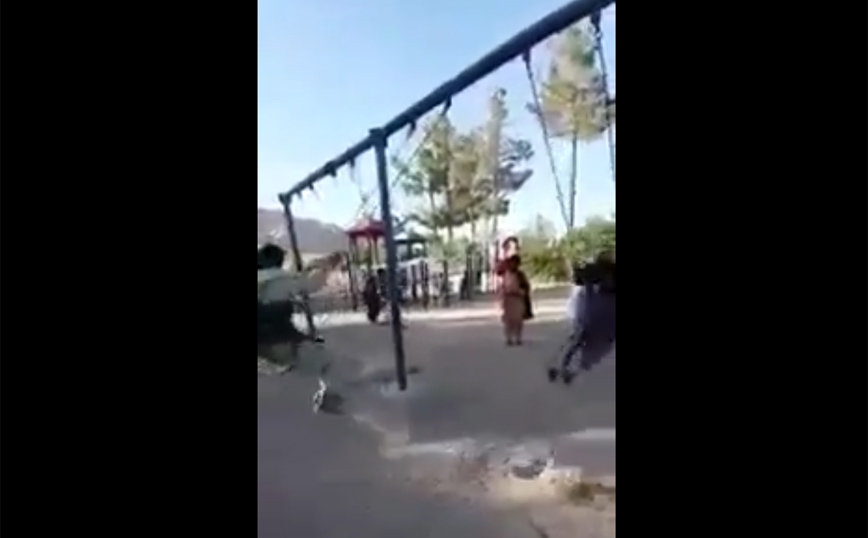 Viral βίντεο: Ταλιμπάν παίζουν&#8230; σε παιδική χαρά