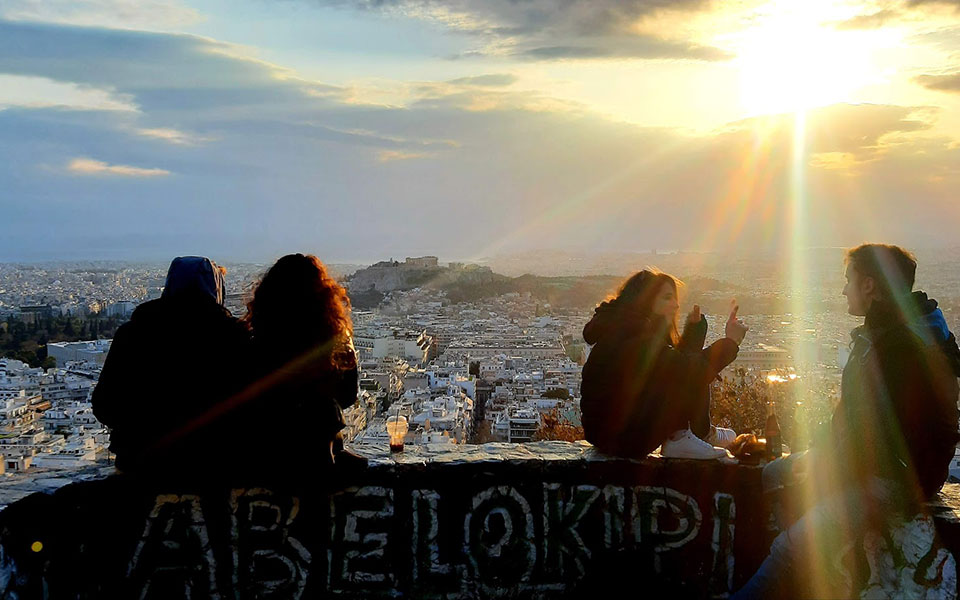 Το πολιτικό φλερτ της κυβέρνησης με τη νεολαία – Από τη freedom pass, στο «Νέο σχολείο» και τη χρήση της… αργκό