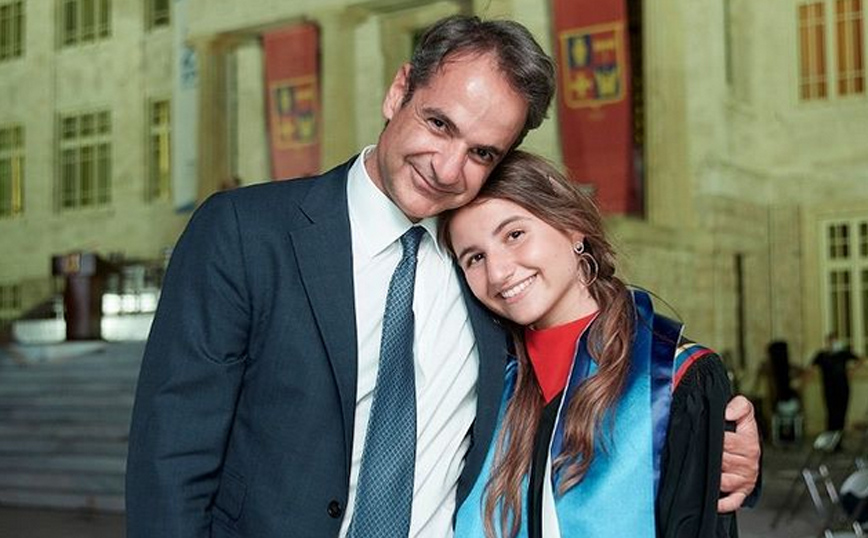 Μητσοτάκης: Η φωτογραφία του πρωθυπουργού με την κόρη του Δάφνη στην αποφοίτησή της