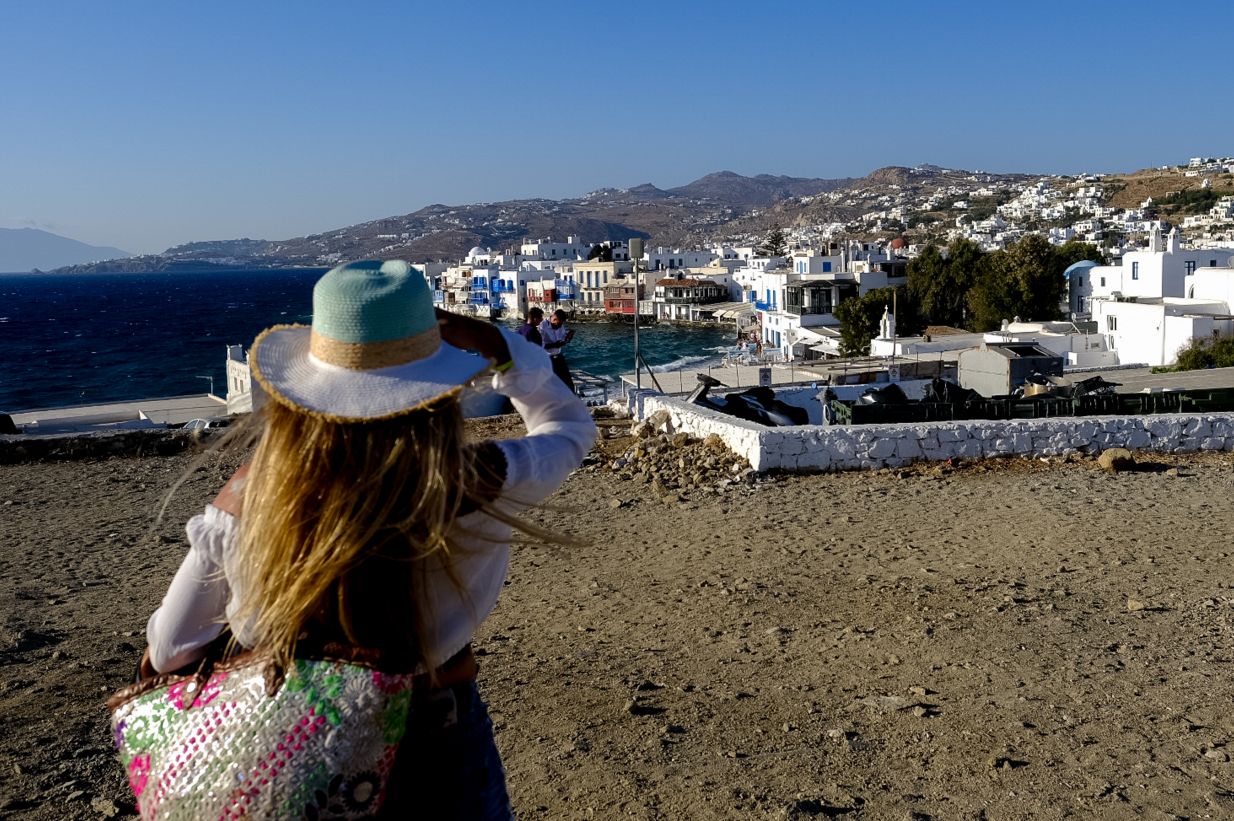 Κορονοϊός: Καλπάζει ανεξέλεγκτη η θετικότητα – Τα νησιά που «βράζουν» και οι ενισχύσεις από την Αθήνα για τα κορονοπάρτι