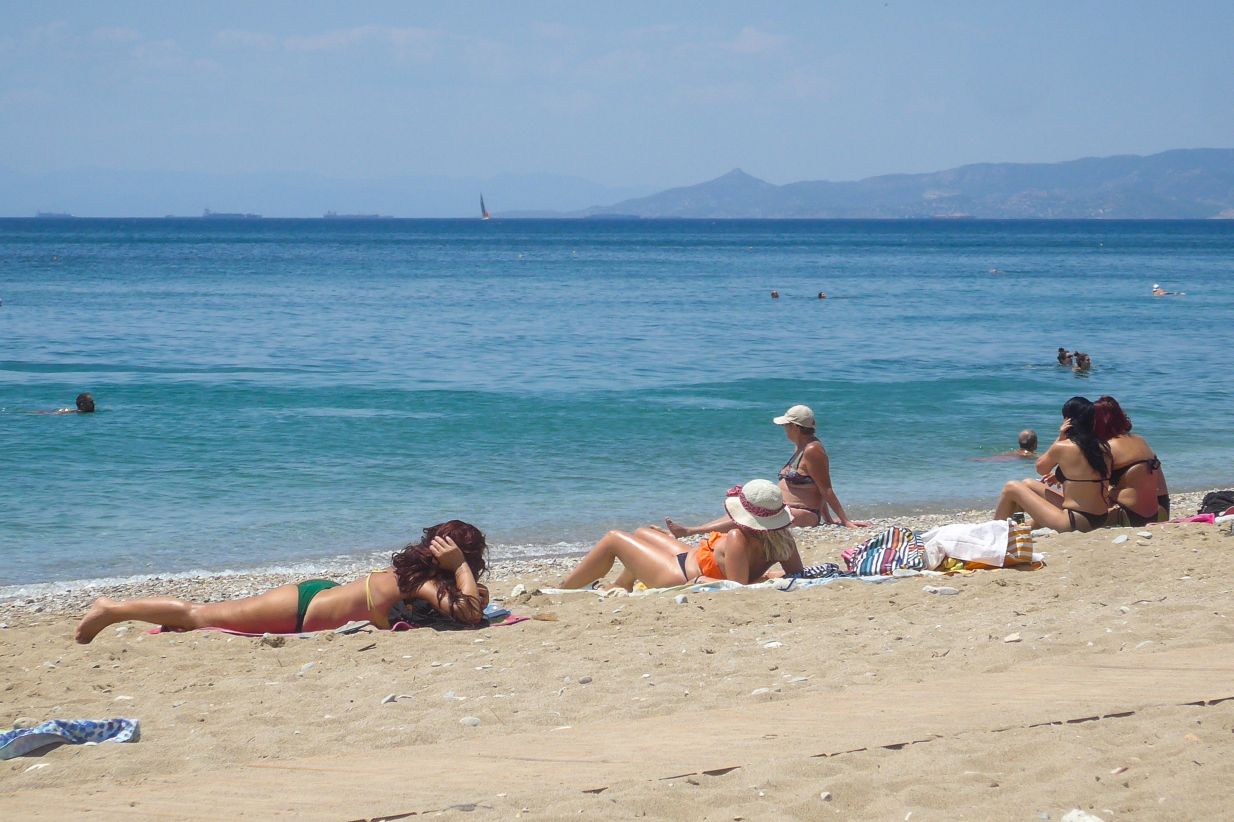 Εξαπλώνεται επικίνδυνα ο κορονοϊός – Ανησυχία για επιδημιολογική «έκρηξη» στα νησιά