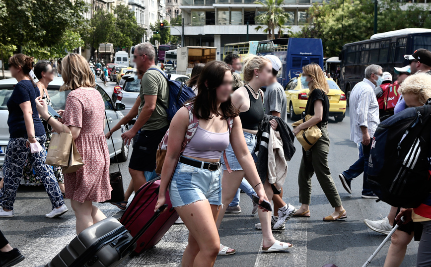 Τα νέα μέτρα που βρίσκονται στο τραπέζι: Τι θα γίνει με μάσκες, εστίαση και self tests μετά την αύξηση των κρουσμάτων