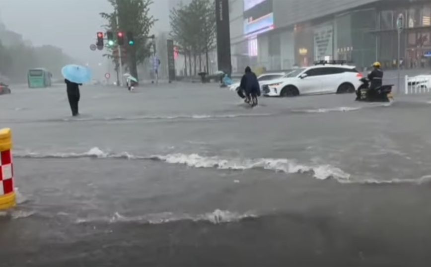 Τουλάχιστον 3 νεκροί μετά τις «ιστορικές» καταρρακτώδεις βροχές στην Κίνα