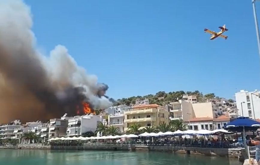 Φωτιά τώρα κοντά σε σπίτια στη Σαλαμίνα – Δείτε εικόνες από το σημείο