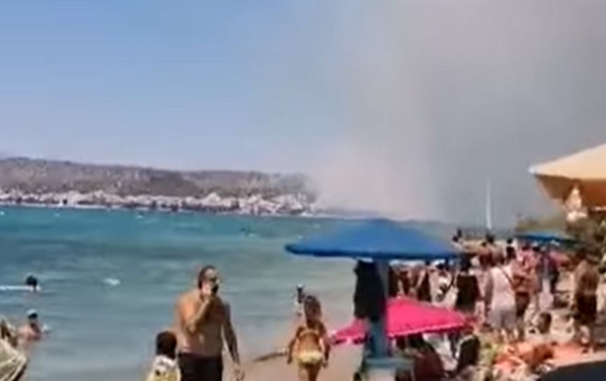 Σε ύφεση η φωτιά κοντά σε σπίτια στη Σαλαμίνα – Υπάρχουν ακόμη διάσπαρτες εστίες