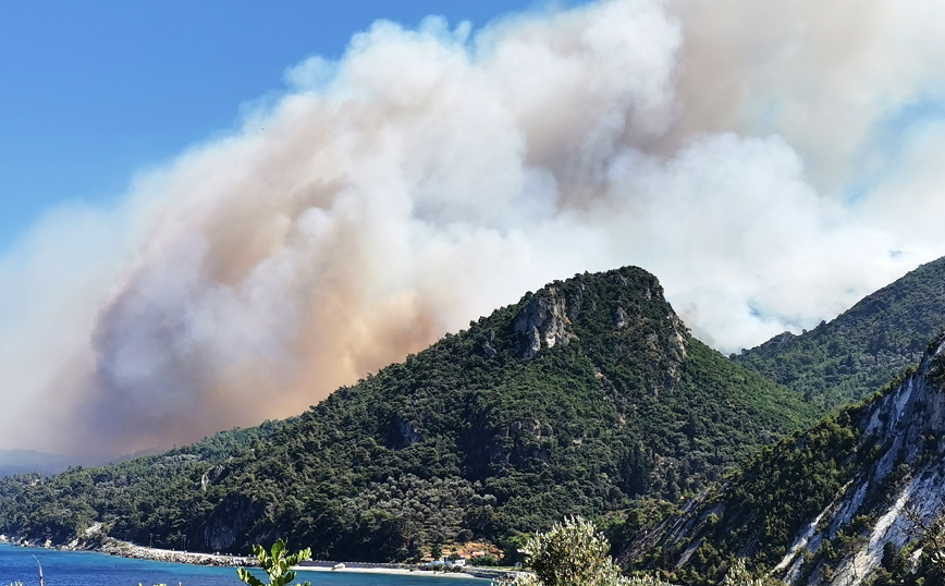 Μεγάλη φωτιά στη Σάμο: Εκκενώνονται προληπτικά δύο ξενοδοχεία