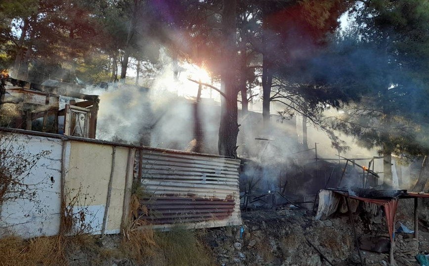 Ξέσπασε φωτιά έξω από το ΚΥΤ στη Σάμο