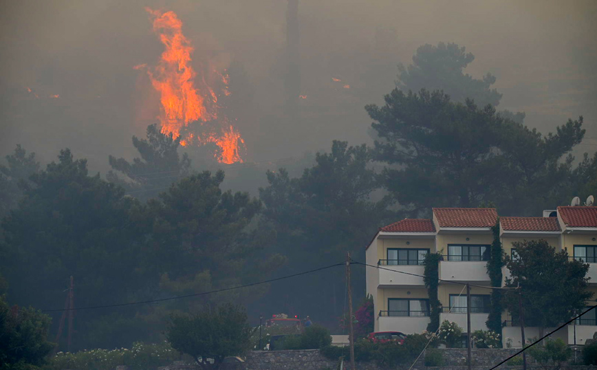 Φωτιά στη Σάμο: Συνεχίζεται η μάχη με τις φλόγες &#8211; Εκκενώθηκαν σπίτια και ξενοδοχεία