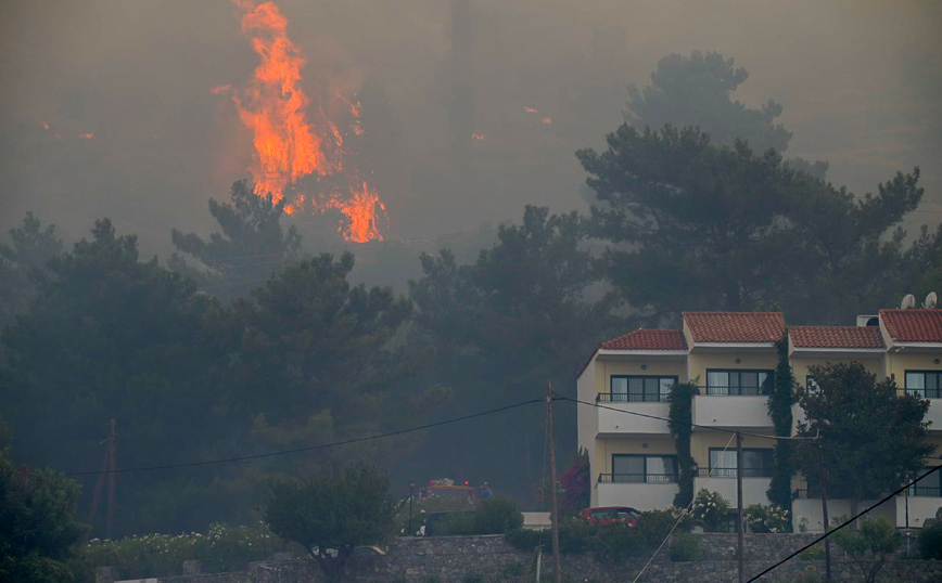 Σάμος: «Μάχη» για να ελεγχθούν τα τρία ενεργά μέτωπα – Δείτε φωτογραφίες από το πέρασμα της πύρινης λαίλαπας