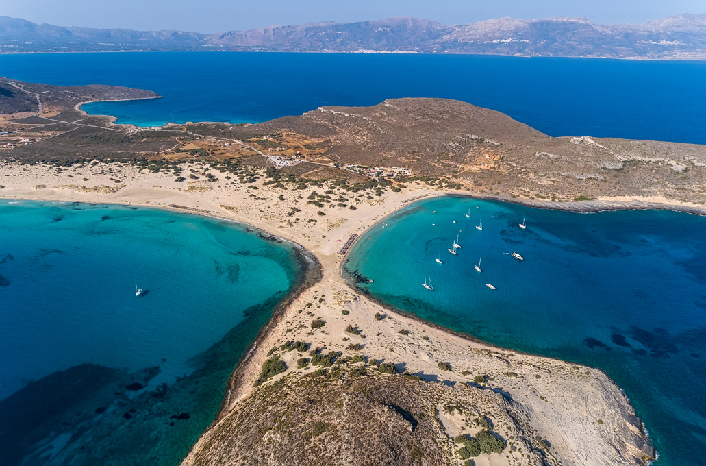 Σίμος: Η εξωτική παραλία της Πελοποννήσου που μοιάζει με ψεύτικη