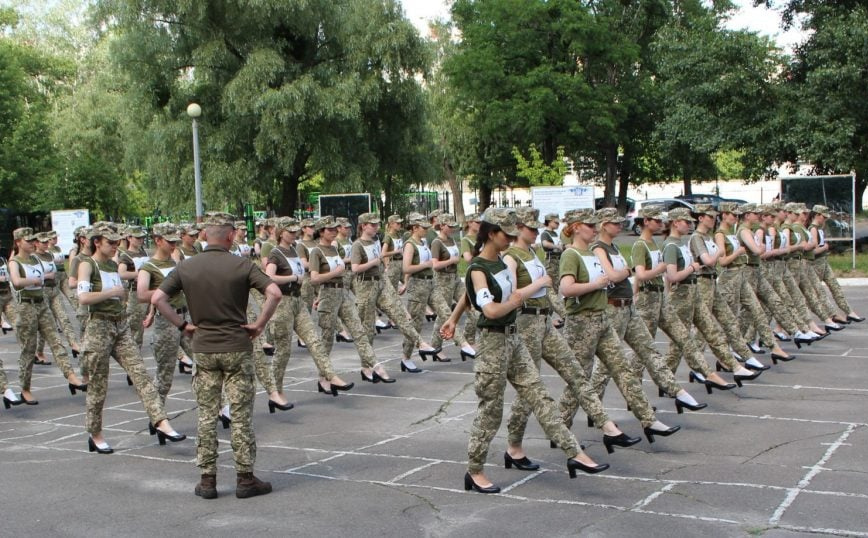 Σάλος στην Ουκρανία με την απόφαση στρατιωτίνες να παρελάσουν με γοβάκια αντί για άρβυλα