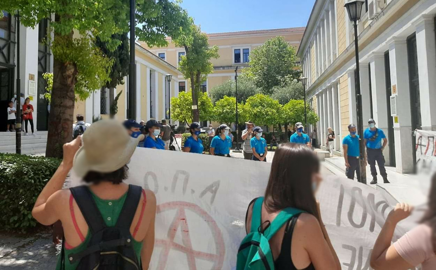 Διαμαρτυρία συλλογικοτήτων στα δικαστήρια: «Ούτε Καρολάιν, Δήμητρα, Ελένη καμία άλλη δολοφονημένη»