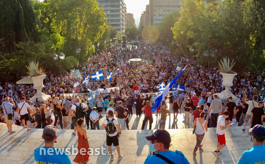 Συγκέντρωση αντιεμβολιαστών στο Σύνταγμα με σταυρούς, εικόνες, πανό και ελληνικές σημαίες