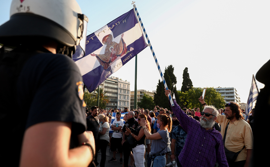 Νέες πορείες αντιεμβολιαστών σε Σύνταγμα και Θεσσαλονίκη: «Δεν σηκώνουμε πολλά-πολλά Χαρδαλιά»